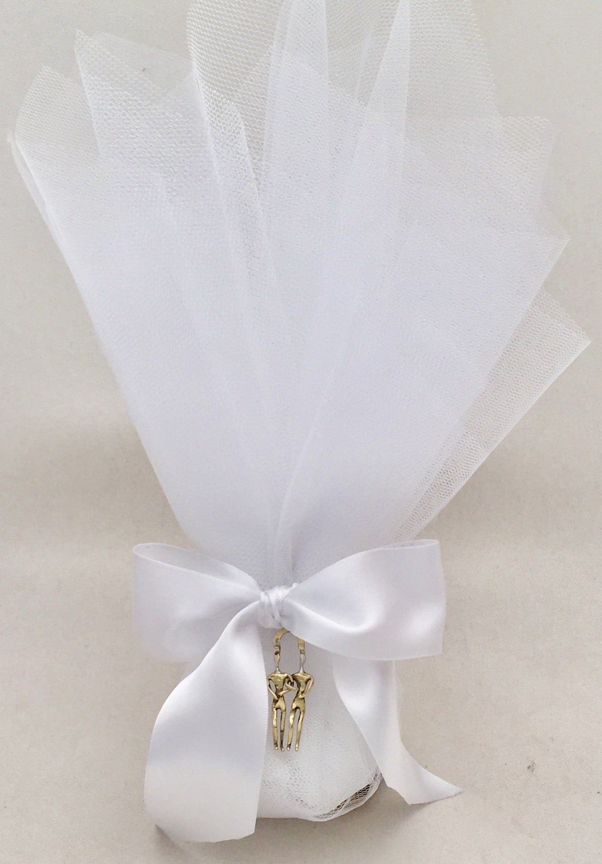 10 Wedding favors.Elegant wedding, Greek figures. Two figures in raw bronze, Tulles, satin ribbon, sugared almonds inside