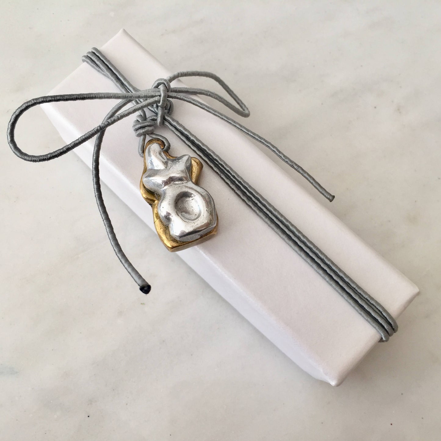 wedding favors,mini figurines of a loving couple, pendant,20 bomboniere,wedding favor boxes, wedding favors,wedding favors,sugared almonds.