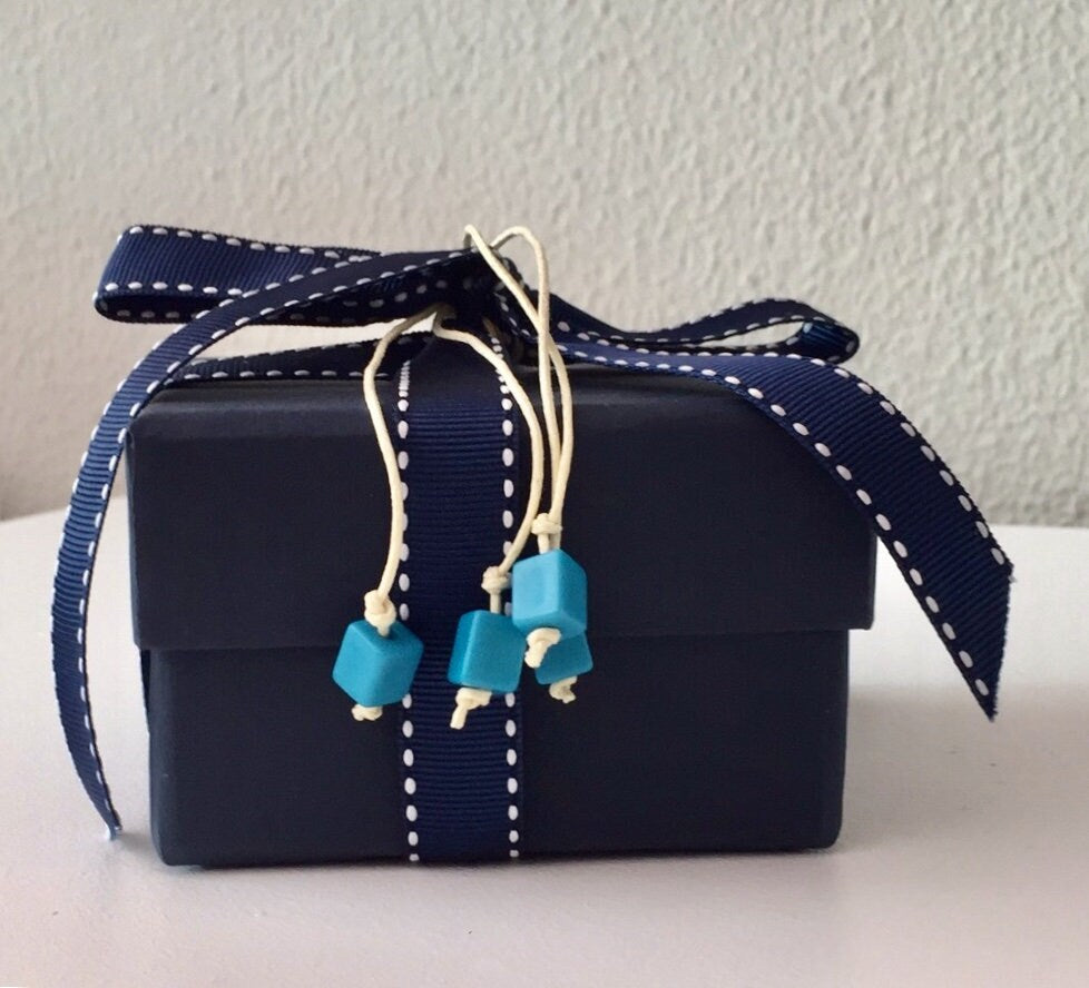 10 unique wedding favors, sea side or island wedding, guest gift, handmade to order, aluminium boat on white marble, no two are alike