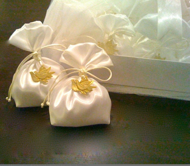 WEDDING SHOWER FAVORS,Bridal gift,jewelry mementos,hostess gifts,decoration doves,Greek wedding favor bombonieres.20 pieces