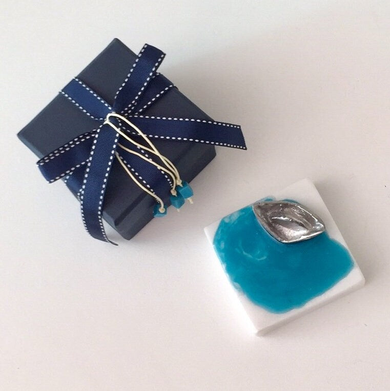 10 unique wedding favors, sea side or island wedding, guest gift, handmade to order, aluminium boat on white marble, no two are alike