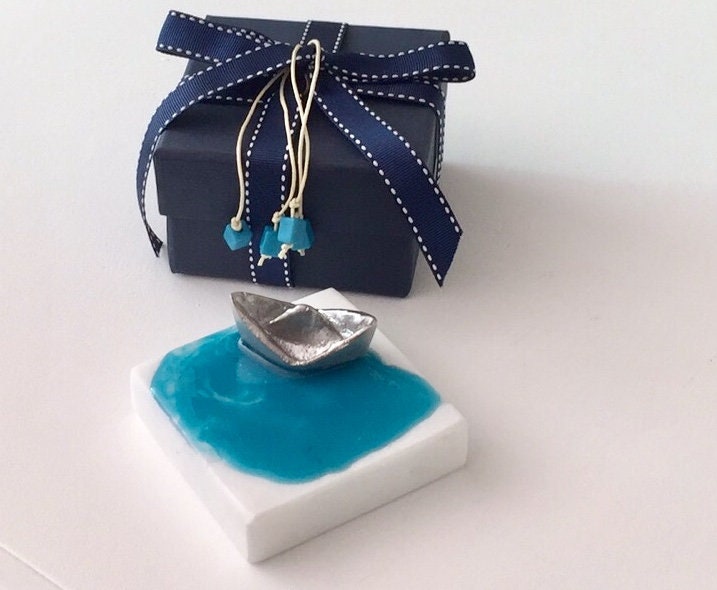 10 unique wedding favors, sea side or island wedding, guest gift, handmade to order, aluminium boat on white marble, no two are alike