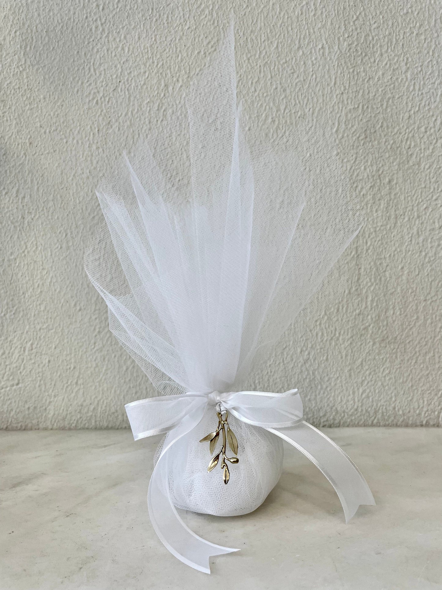 Twig wedding favour. Raw bronze olive branch tied on tulles with sugared almonds inside. Set of 30 items.