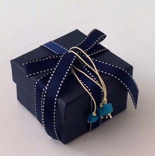 10 unique wedding favors, sea side or island wedding, guest gift, handmade to order, aluminium boat on white marble, no two are alike