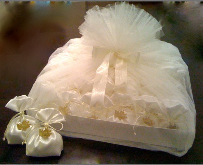 WEDDING SHOWER FAVORS,Bridal gift,jewelry mementos,hostess gifts,decoration doves,Greek wedding favor bombonieres.20 pieces