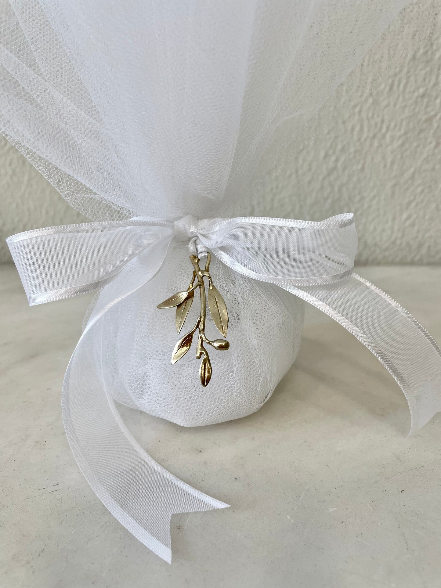 Twig wedding favour. Raw bronze olive branch tied on tulles with sugared almonds inside. Set of 30 items.