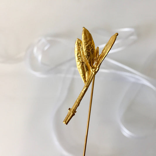 WEDDING BOUTONNIERE Grooms boutonniere, gold plated woodland leaf twig lapel pin